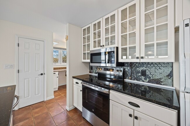 Building Photo - 372 Northwest Dr