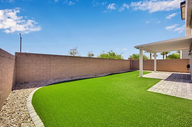 Building Photo - Gorgeous 5 Bedroom home!