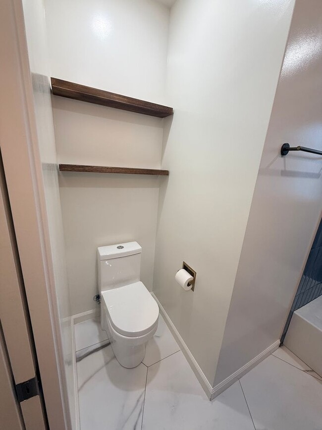 Building Photo - Three bedroom home in Long Beach available to rent now!