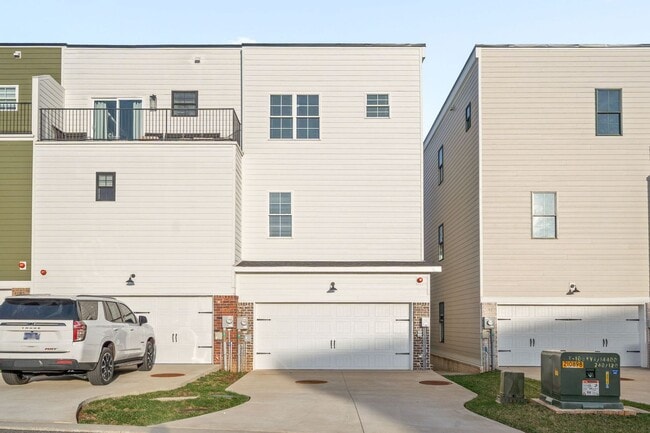 Building Photo - Gorgeous 3 Story 4 Bedroom Pet Friendly Home For Rent!