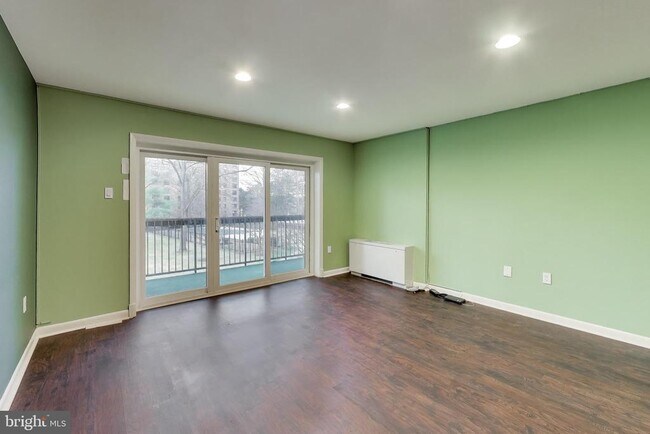 Building Photo - 7420 Lakeview Dr