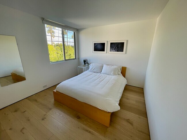 Bedroom - 522 N Roxbury Dr