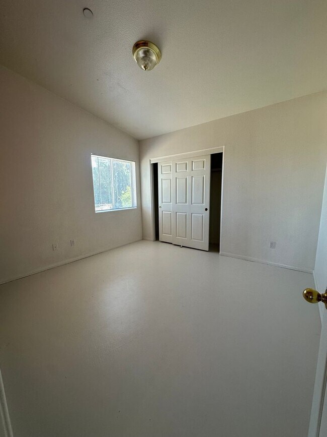 Building Photo - 4 bedrooms close to Joshua Tree National P...