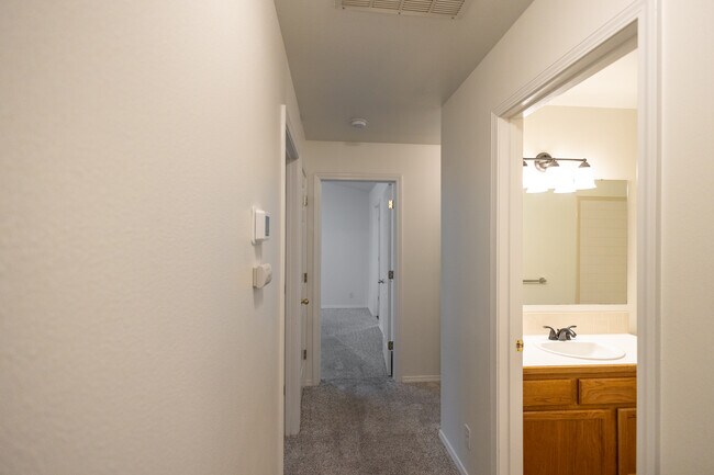 Building Photo - 164 S Silverwood Way