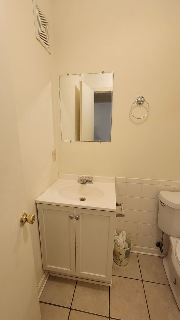 Building Photo - 2 Bedroom • 1.5 Bath • Townhouse Style Apa...