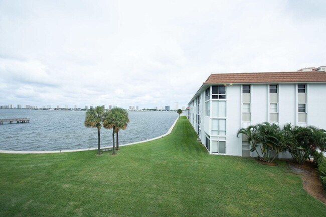 Building Photo - 2936 Lake Shore Dr