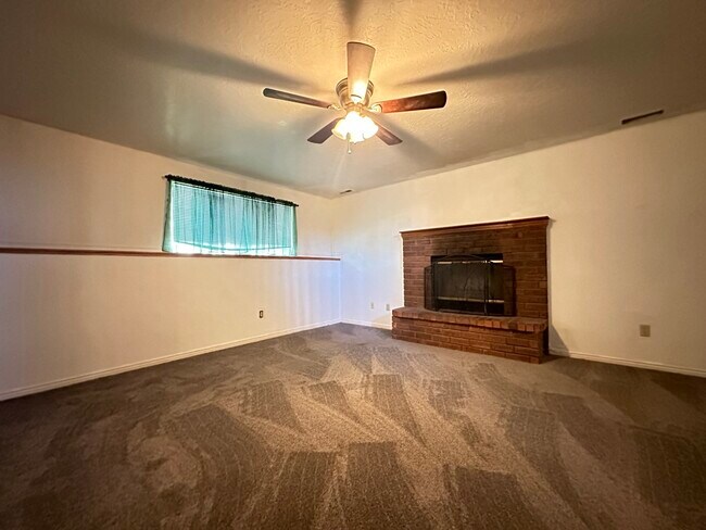 Building Photo - 1034 3350 N