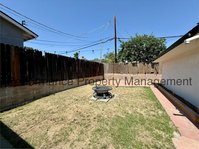 Building Photo - Gorgeous 3 Bed/3 Bath E Bakersfield Home w/ RBP & $0 Deposit Option
