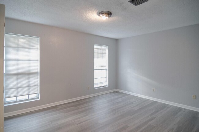 Building Photo - 111 Valencia Dr