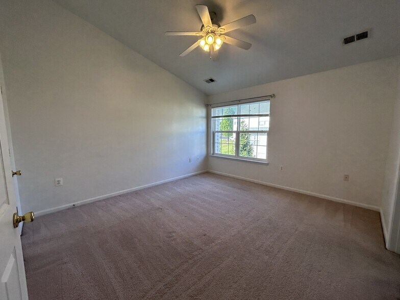 Building Photo - 1057 Lake Pelham Dr