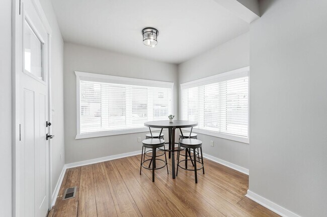 Building Photo - FURNISHED HOUSE! Short or Long Term! Large Newly Renovated Fully Furnished Modern 5 Bedroom Home ...