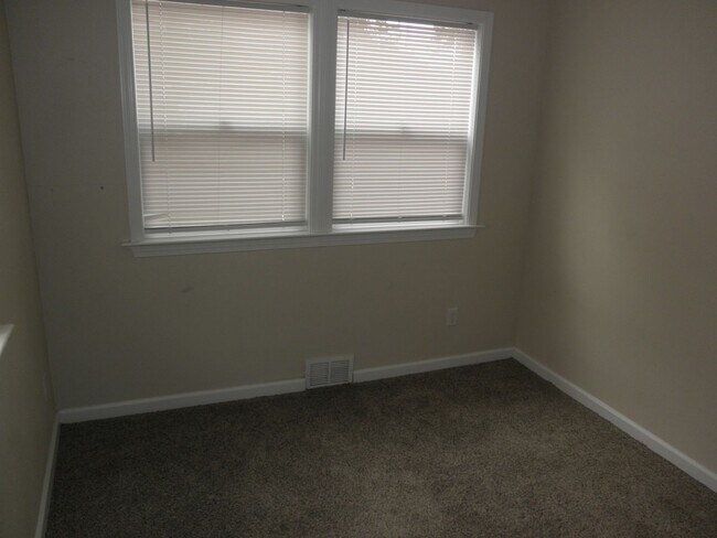 Building Photo - Charming home with basement
