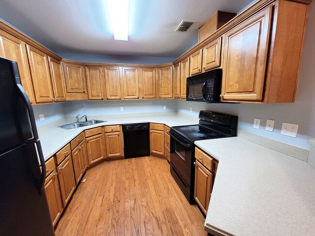 Building Photo - 3 bedroom townhome for rent July 6, 2026  renting for $1775