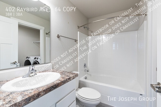 Building Photo - 402 Raybird Ave