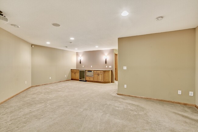 Building Photo - Spacious 4-Bedroom 3 + car garage with 4 B...