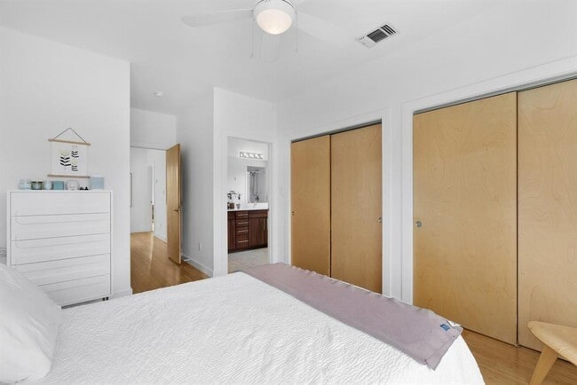 Building Photo - 5725 Toscana Ave