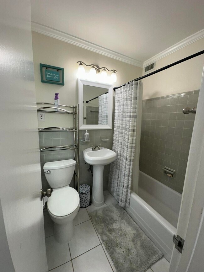 Building Photo - 1221 Hillsboro Mile