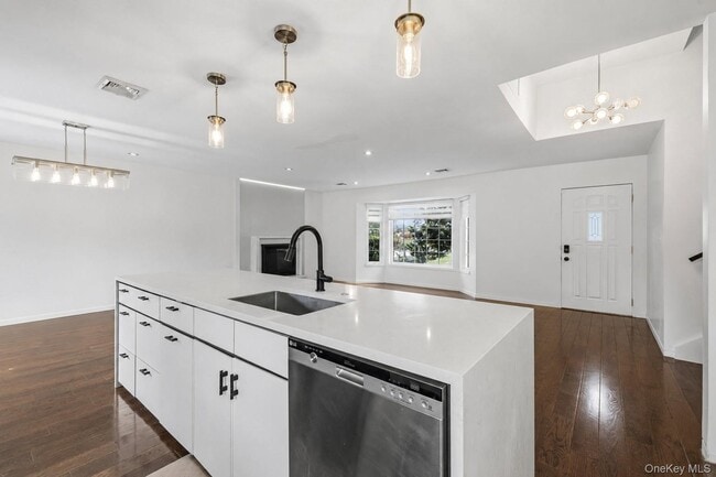 Building Photo - 38 Birchwood Park Dr