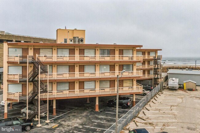 Building Photo - 108 S Montpelier Ave