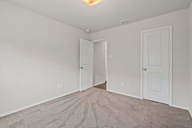 Building Photo - Craftsman in Cleburne
