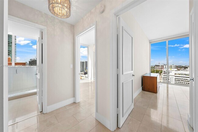 Building Photo - 2020 N Bayshore Dr