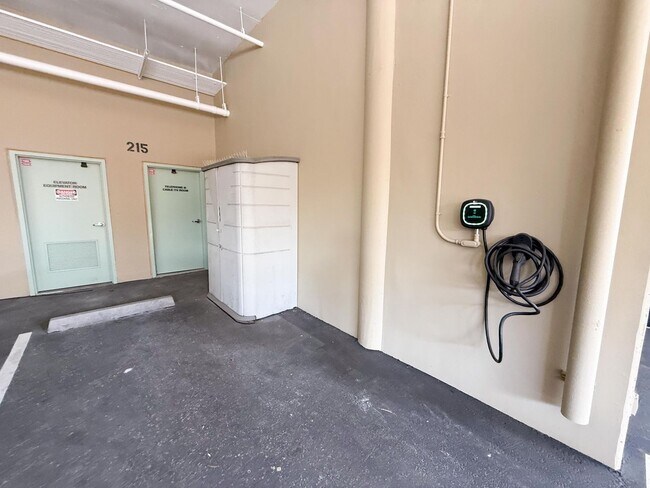 Building Photo - Albany Condo Features 2 Beds and 1.5 baths...