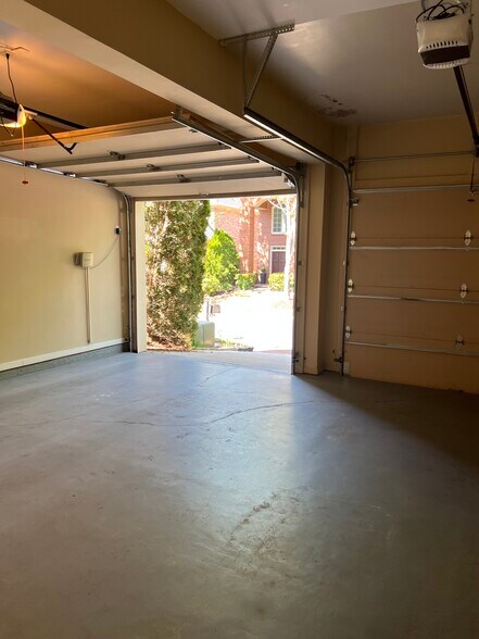 Garage - 440 Wembley Cir