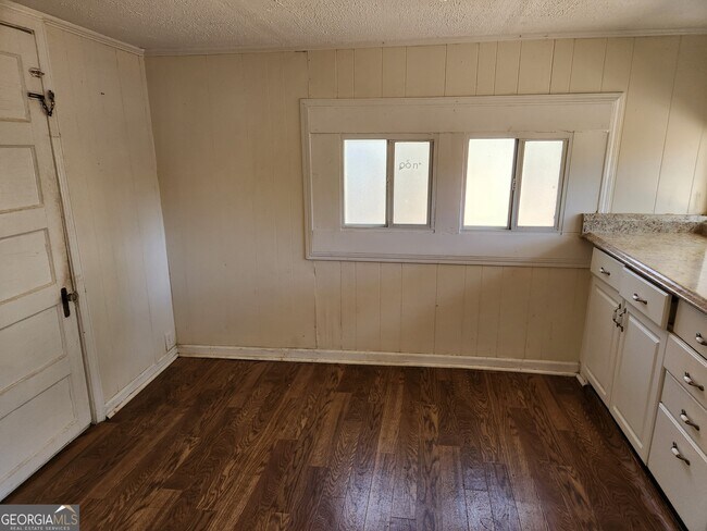 Building Photo - 631 Davis Ave