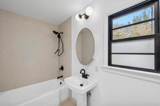 Building Photo - 1061 Buena Vista Way