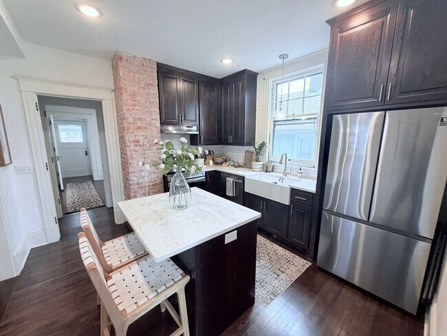 Building Photo - Gorgeous 3 Bedroom with Modern Upgrades!!