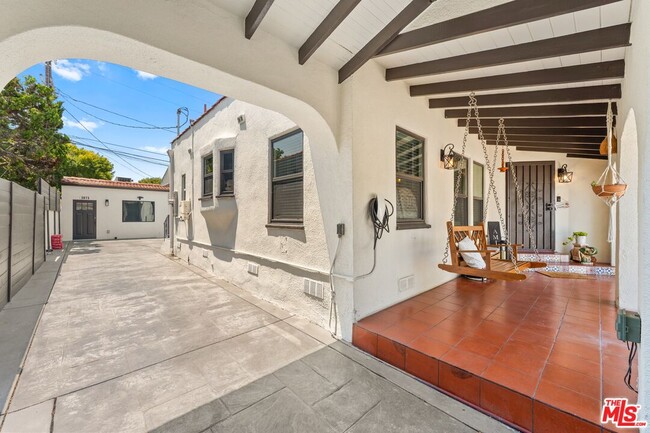 Building Photo - 3871 Roxton Ave