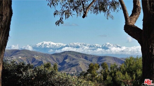 Building Photo - 1055 S Dewcrest Dr