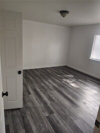 Building Photo - 311 W 44th St