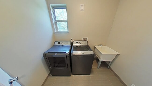 Building Photo - 3272 Rockhaven Ave