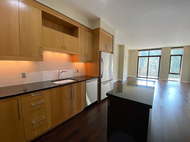 Building Photo - Fantastic 11th Floor Westerly Condo with C...