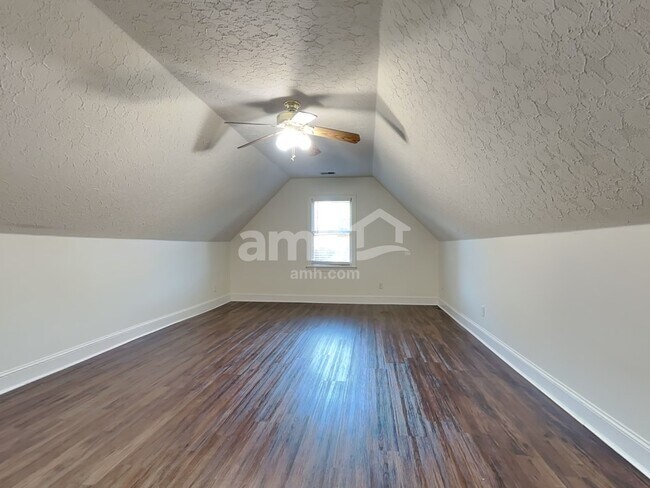 Building Photo - 6207 Chester Cv