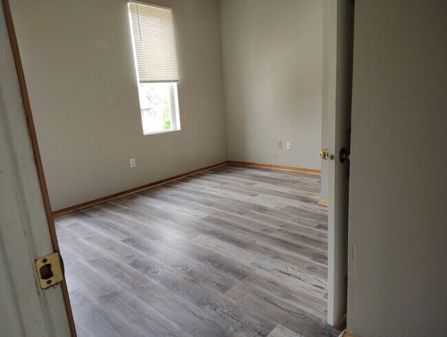 Building Photo - 2425 W Greenfield Ave