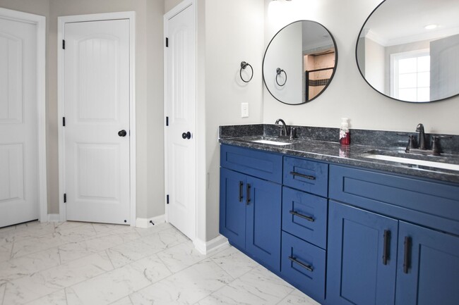 Building Photo - Pet Friendly Four Bedroom with Bonus!
