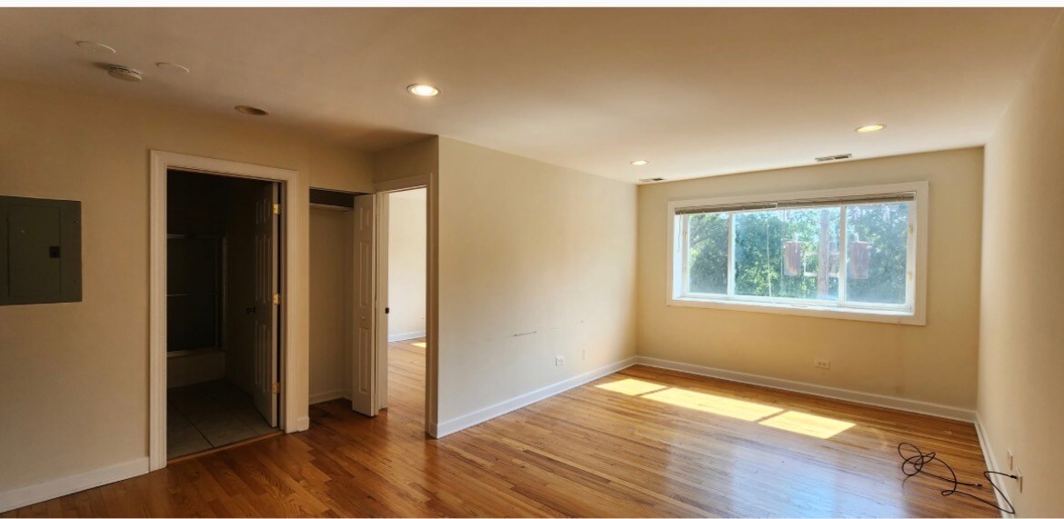 Building Photo - 5953 N Kenmore Ave