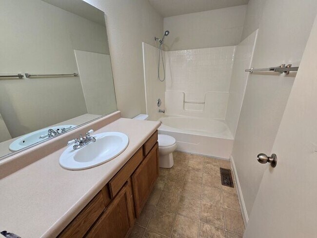 Building Photo - Updated 3-Bedroom Townhome in Dayton