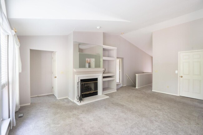 Building Photo - 16944 Hickory Crest Dr