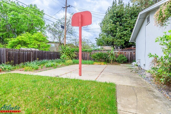 Building Photo - Beautiful Home | Remodeled | Desirable Location