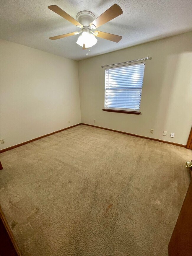 Building Photo - 154 Green Acre Cir N