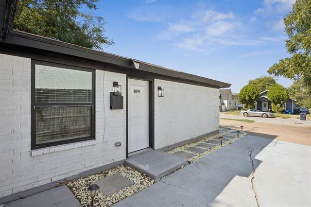 Building Photo - 809 W Broadus St