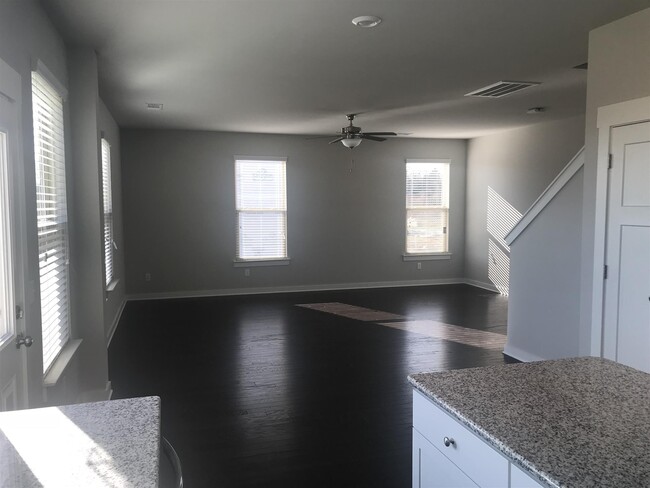 Building Photo - 3037 Commonwealth Dr