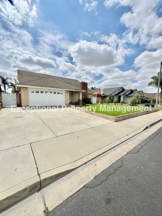 Building Photo - Ready to move in 4 bed 2 bath pool home!