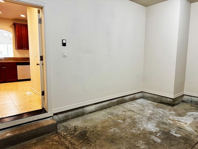Building Photo - Spacious 3-4 Bedroom Home with Low Mainten...