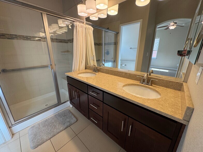 Building Photo - 475 Eclipse Dr