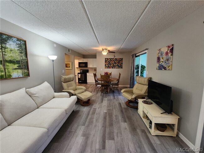 Building Photo - 2400 Forest Dr