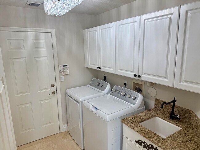 Building Photo - 6509 Stonehurst Cir